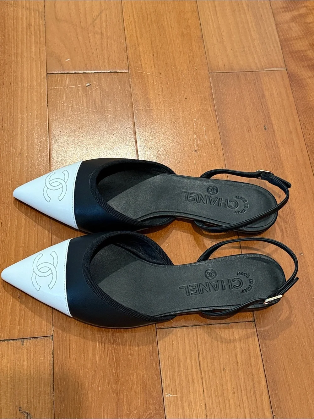 CHANEL Black & White two-tone   Pointed Toe Slingback Flats